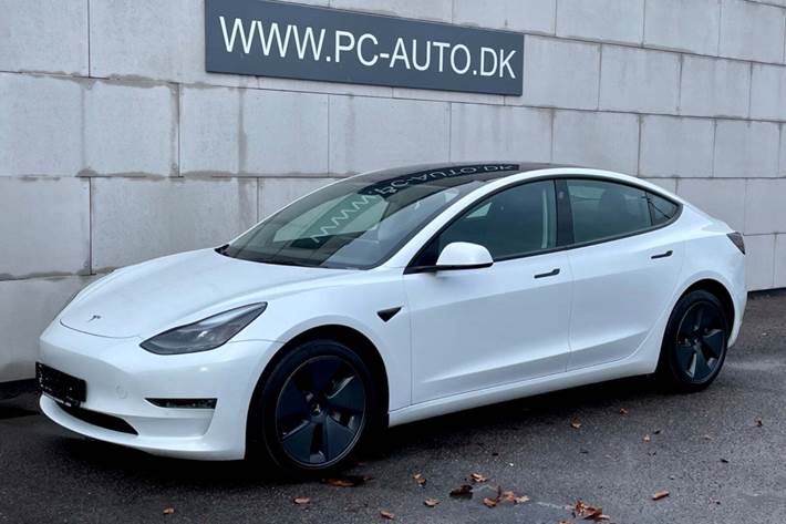 Hvid Tesla Model 3 fra 2021