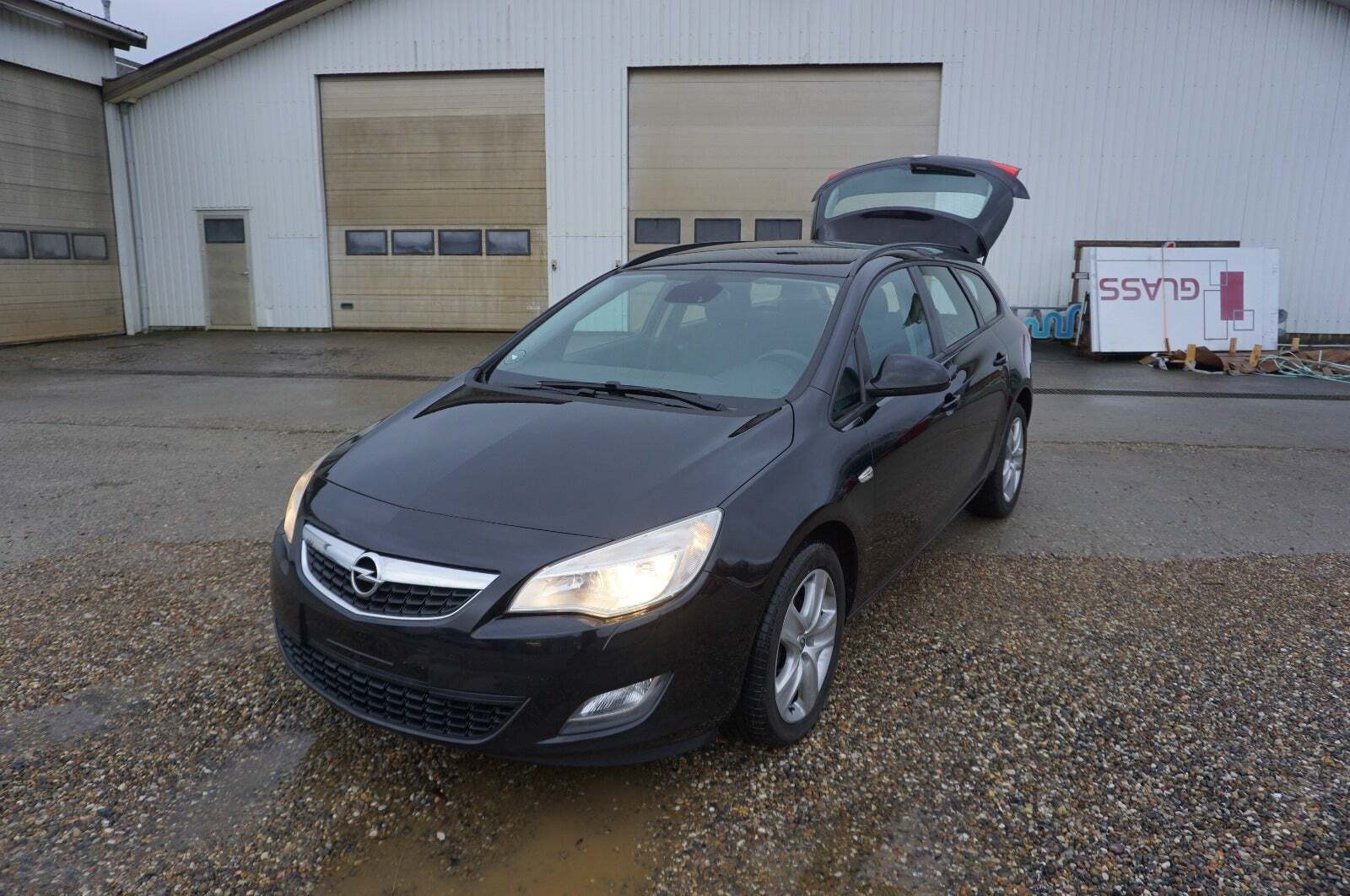 Grå Opel Astra fra 2011