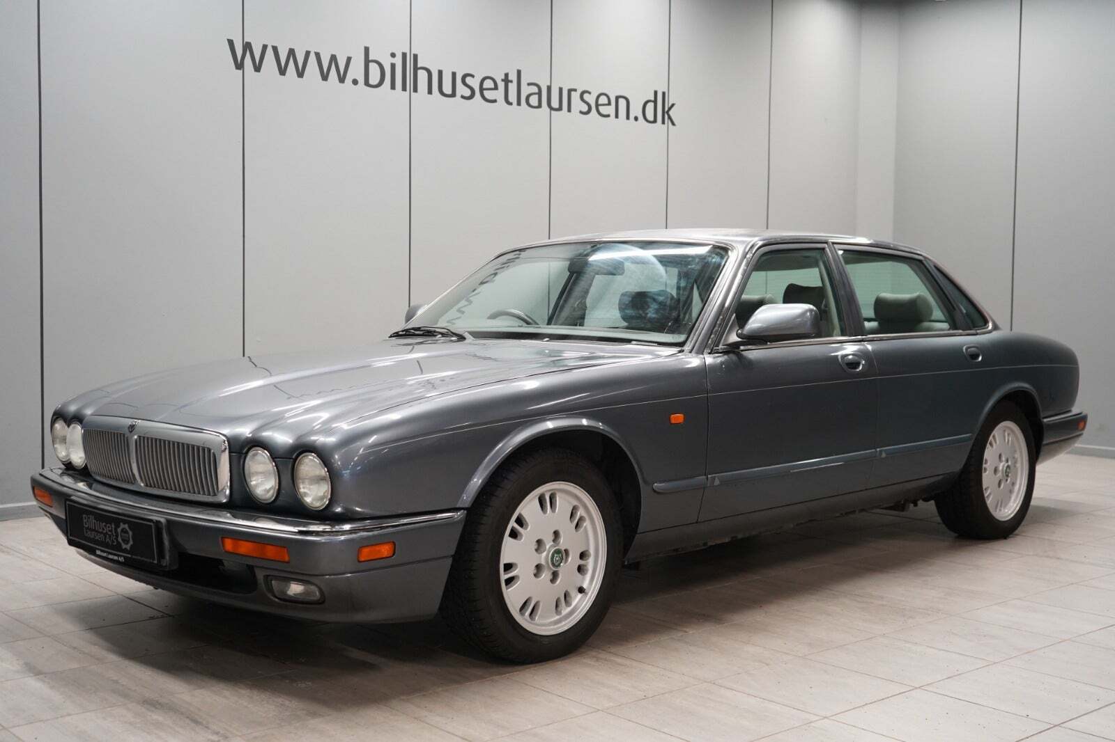 Grå Jaguar XJ6 fra 1995