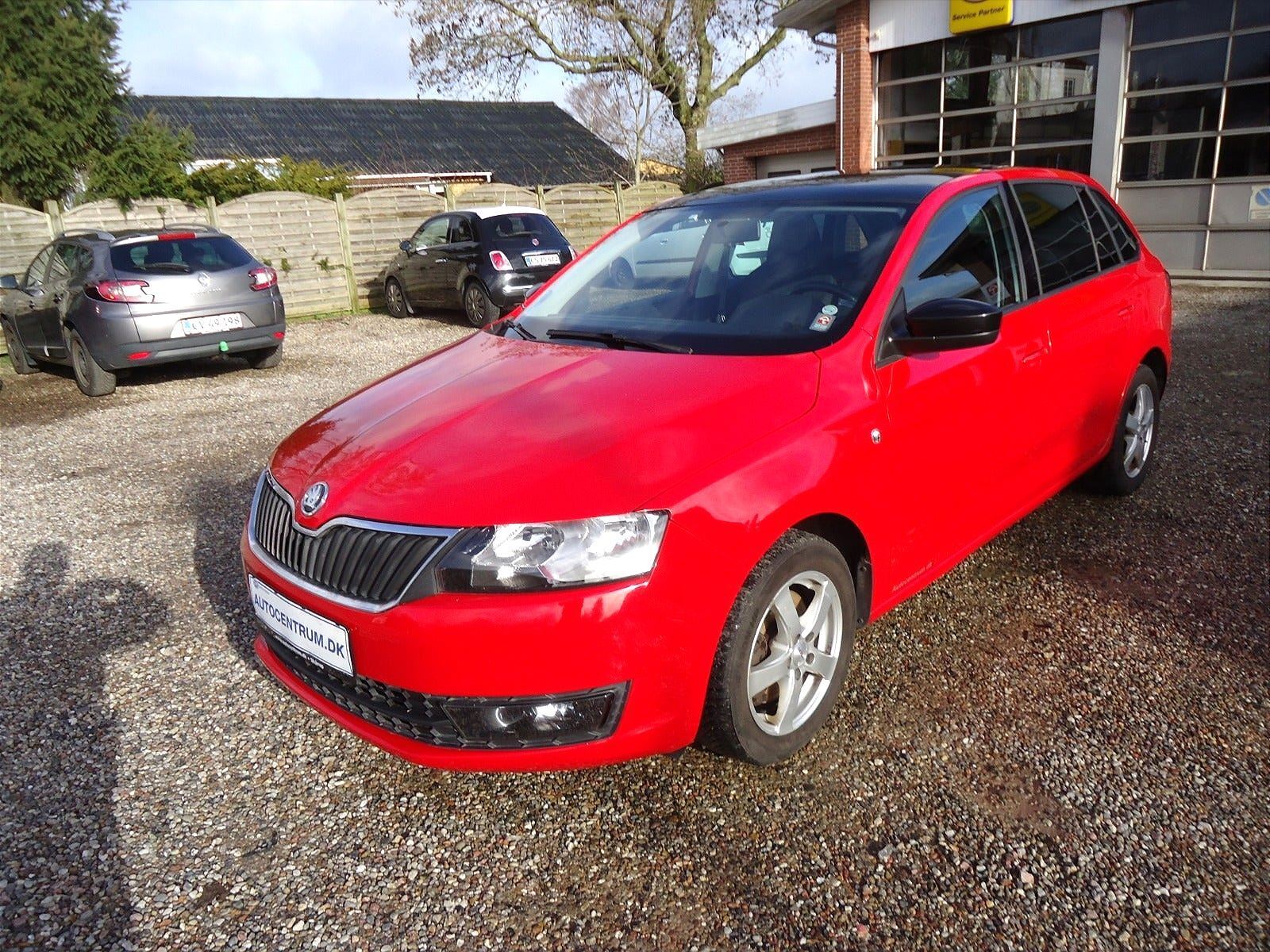 Rød Skoda Rapid fra 2015