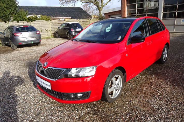 Rød Skoda Rapid fra 2015