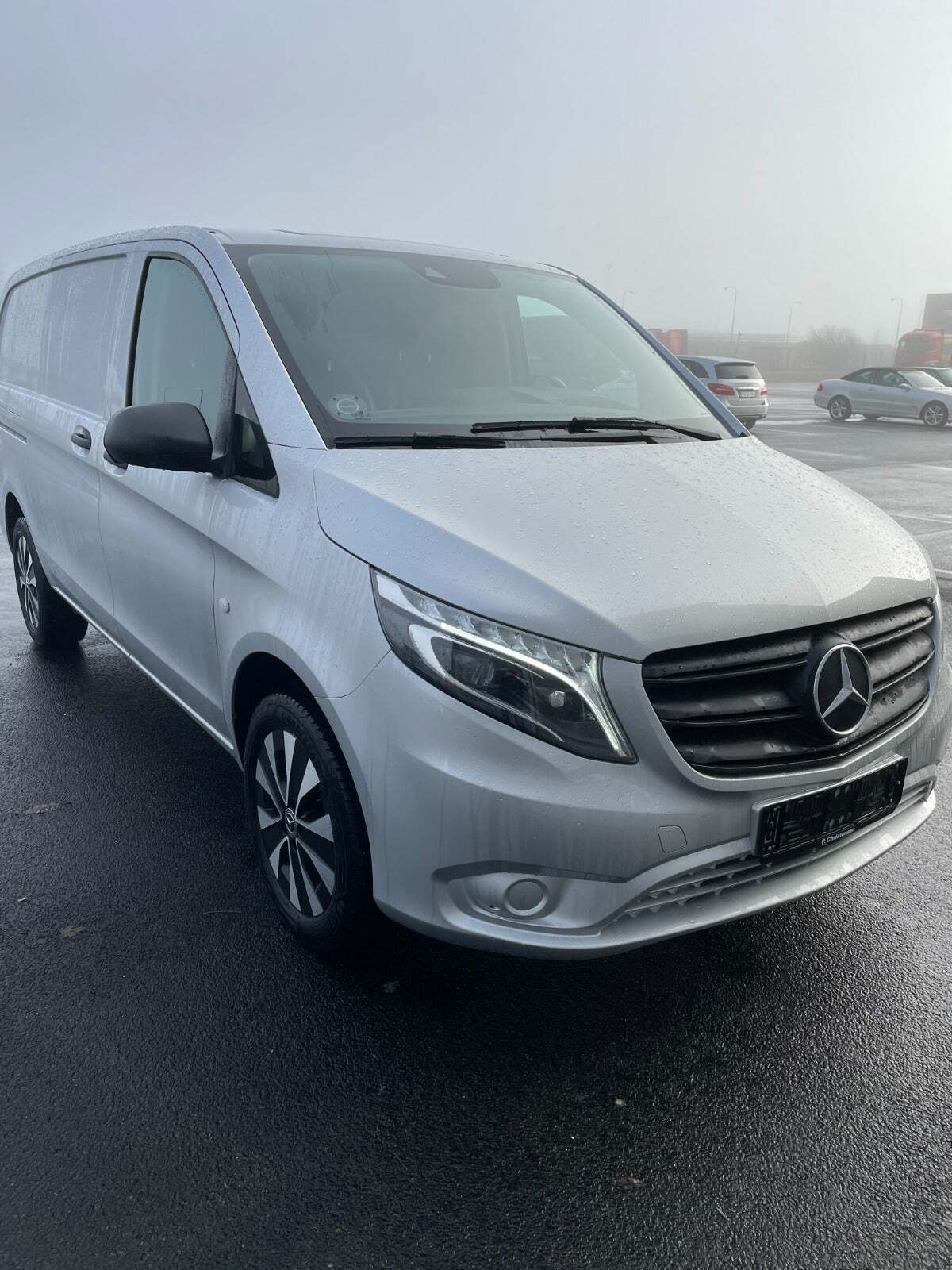 Grå Mercedes Vito 116 fra 2022