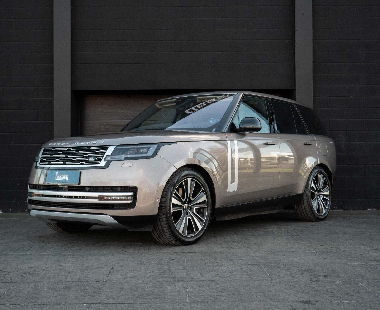 Brun Land Rover Range Rover fra 2023