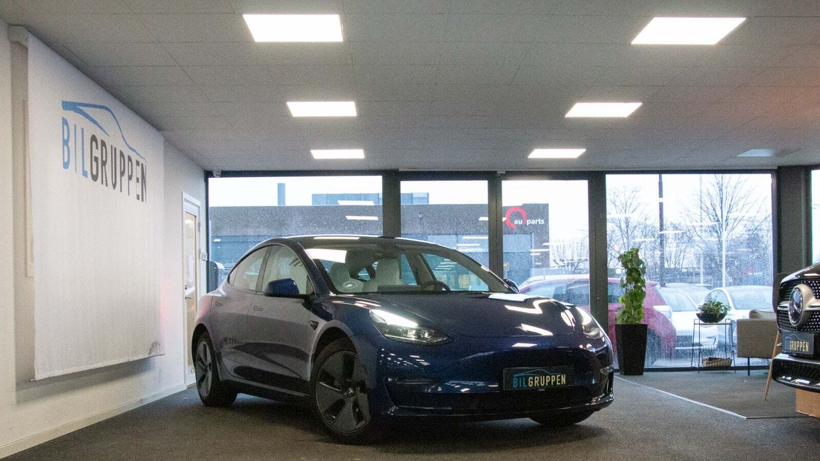 Blå Tesla Model 3 fra 2022