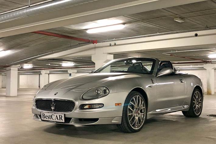 Sølv Maserati Spyder fra 2005 set udefra