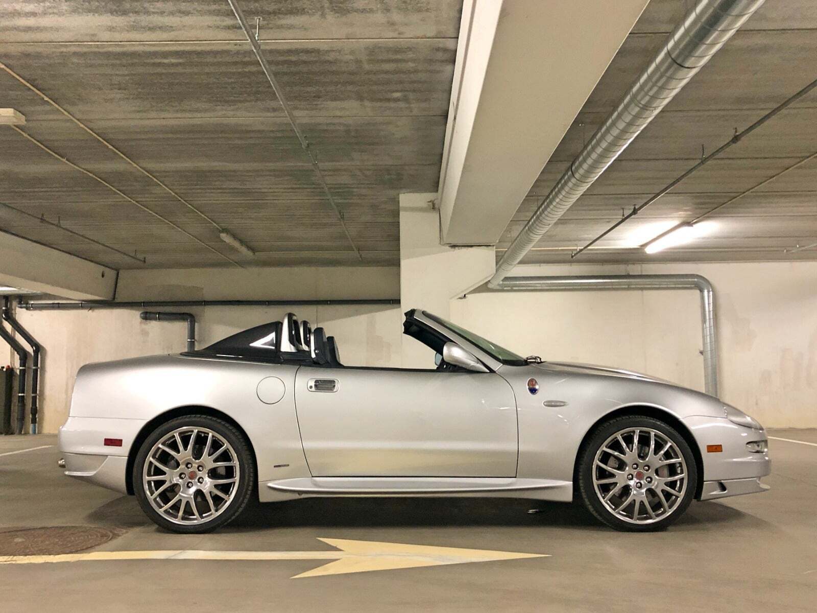 Sølv Maserati Spyder fra 2005 set udefra