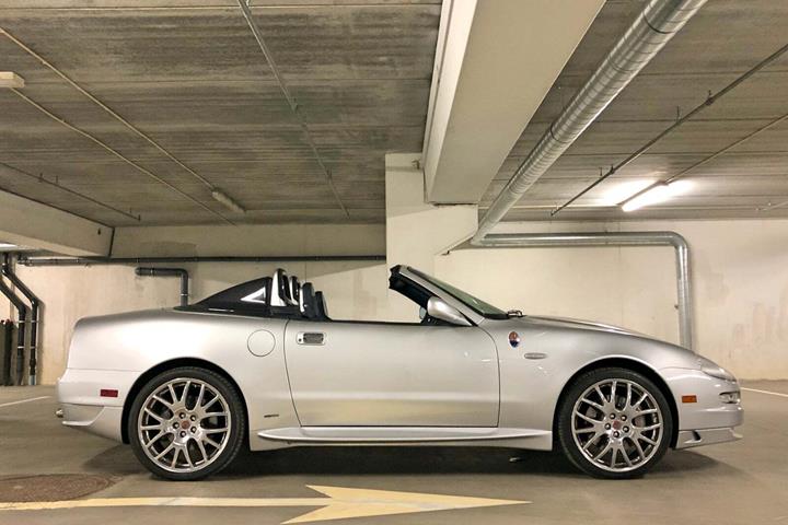 Sølv Maserati Spyder fra 2005 set udefra