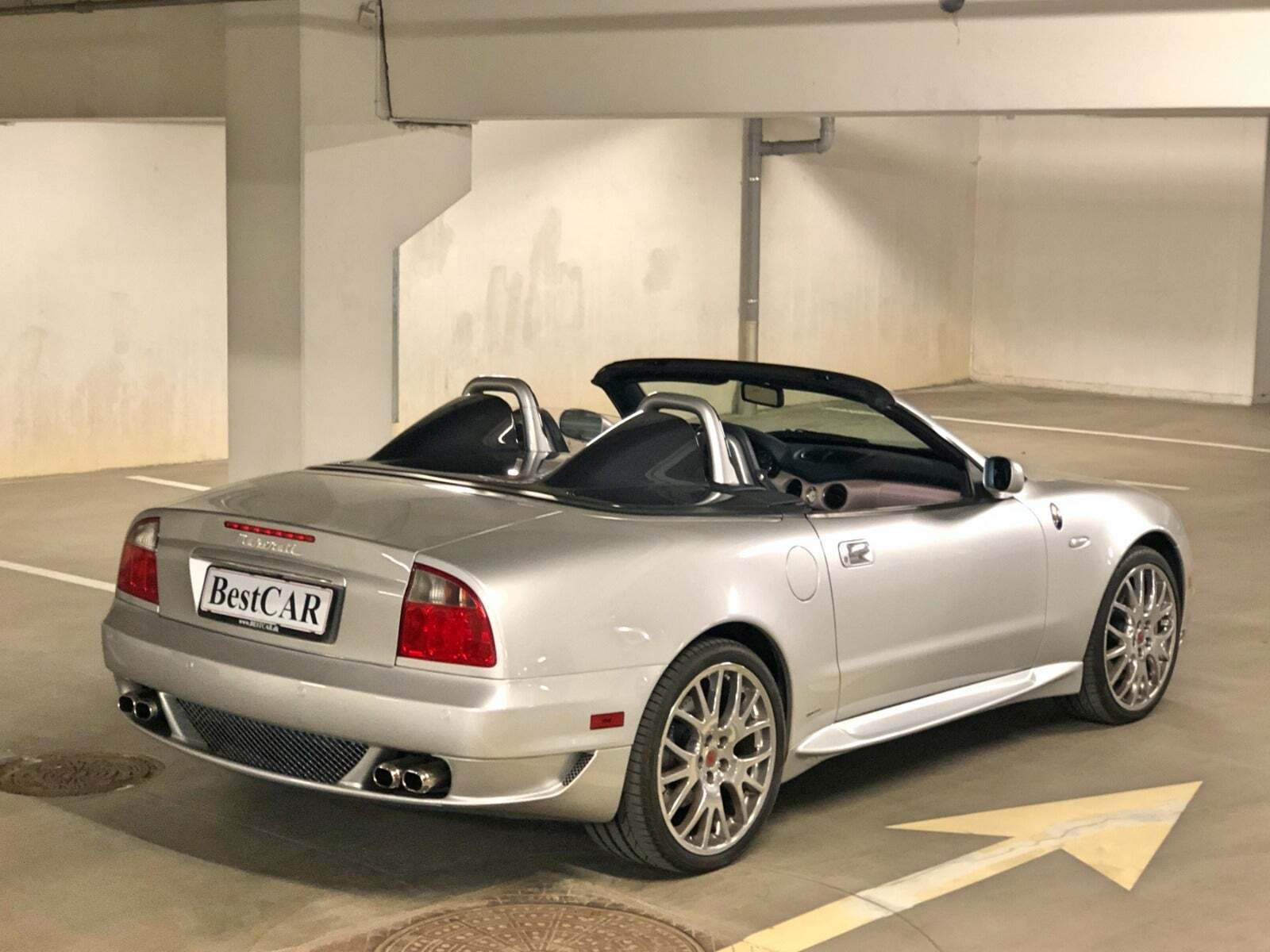 Sølv Maserati Spyder fra 2005 set udefra