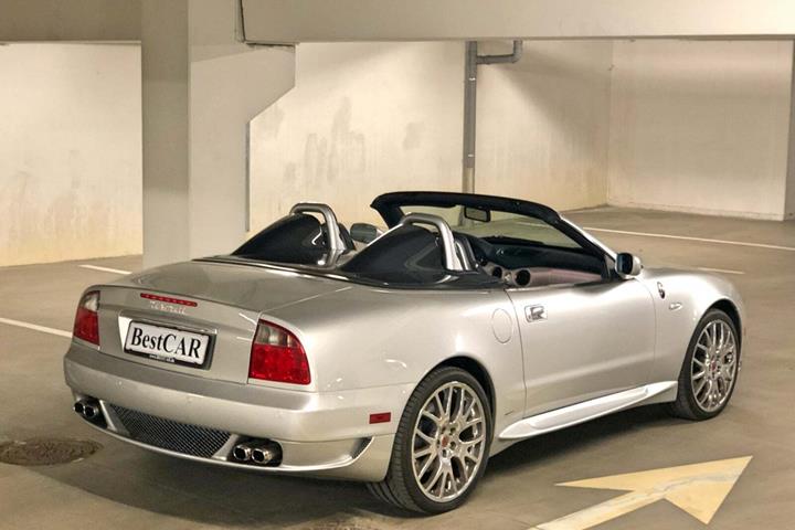 Sølv Maserati Spyder fra 2005 set udefra