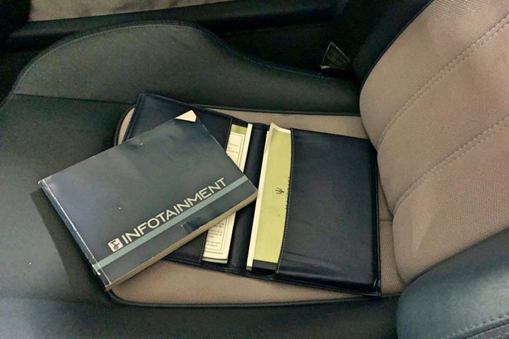 Sølv Maserati Spyder fra 2005 set indefra