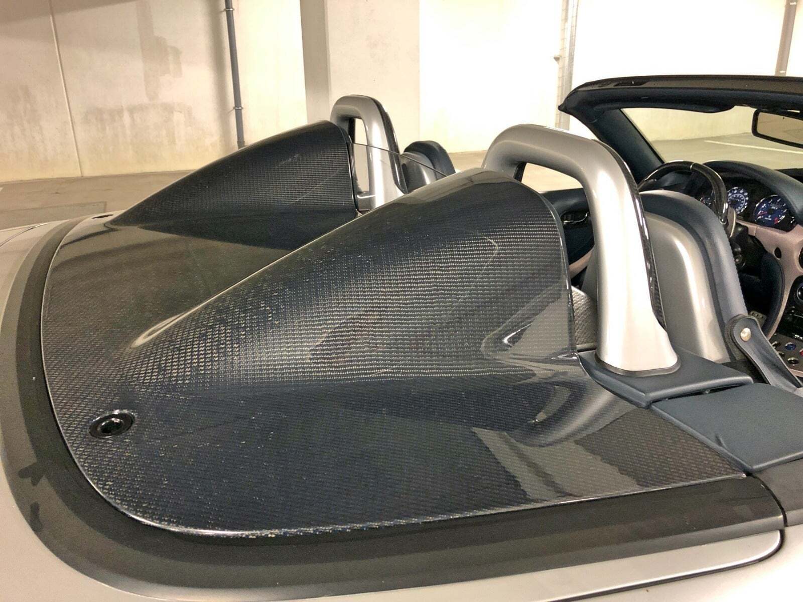 Sølv Maserati Spyder fra 2005 set udefra