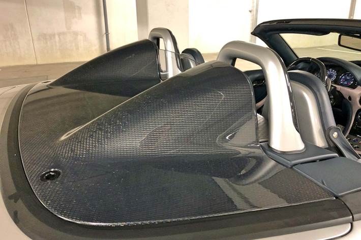 Sølv Maserati Spyder fra 2005 set udefra