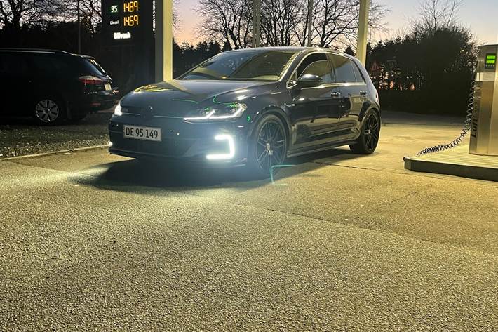 Blå VW Golf fra 2017