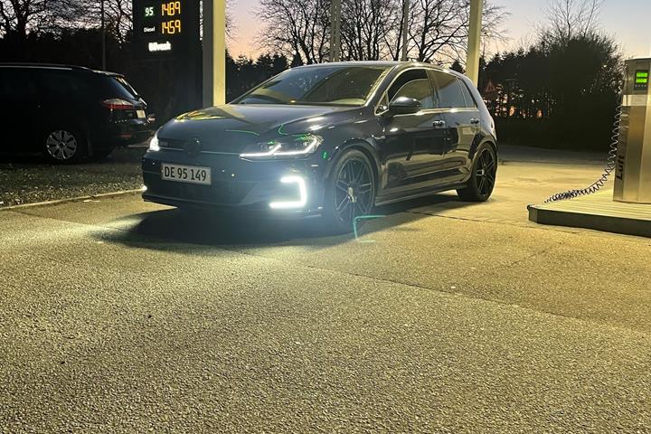 Blå VW Golf fra 2017
