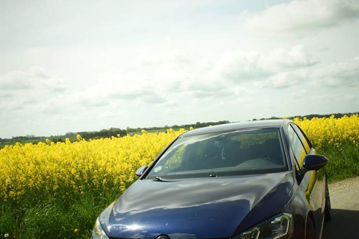 Blå VW Golf fra 2017