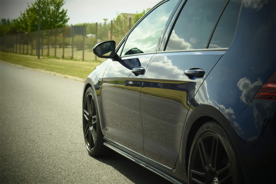 Blå VW Golf fra 2017