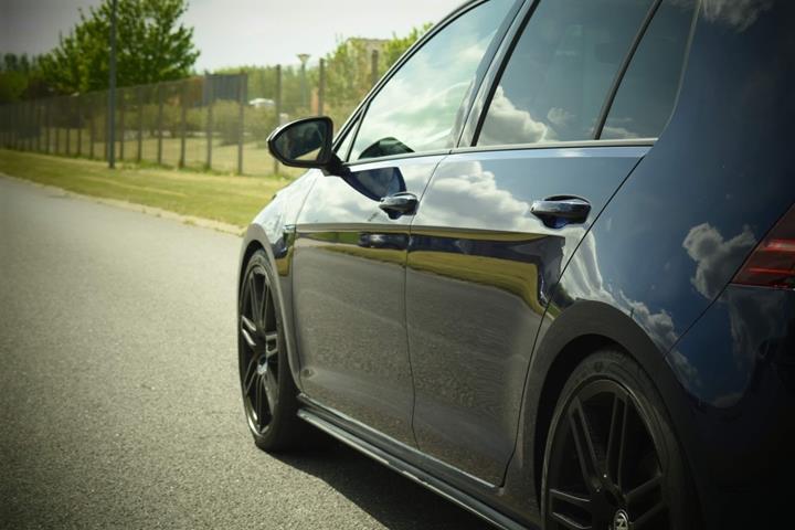 Blå VW Golf fra 2017