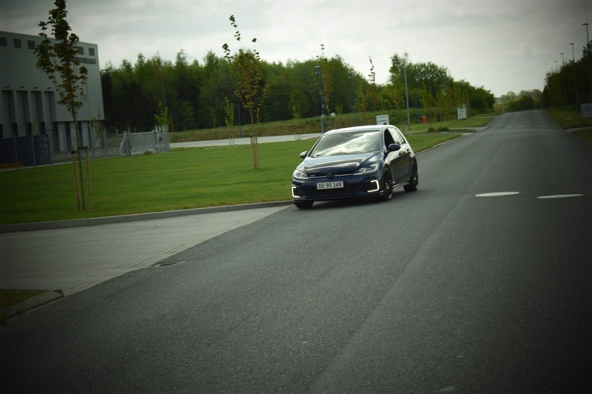 Blå VW Golf fra 2017