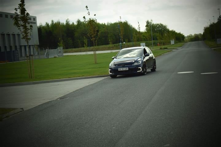 Blå VW Golf fra 2017