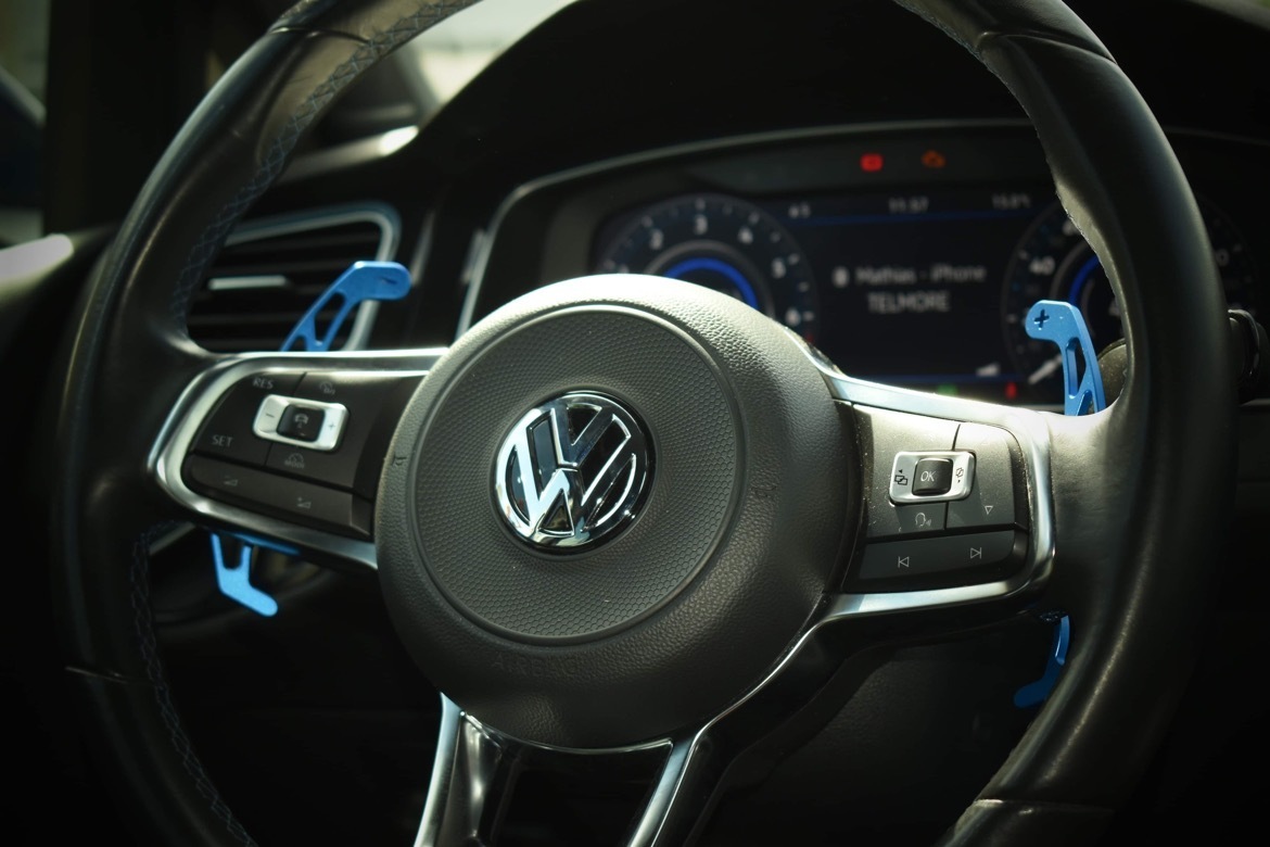 Blå VW Golf fra 2017
