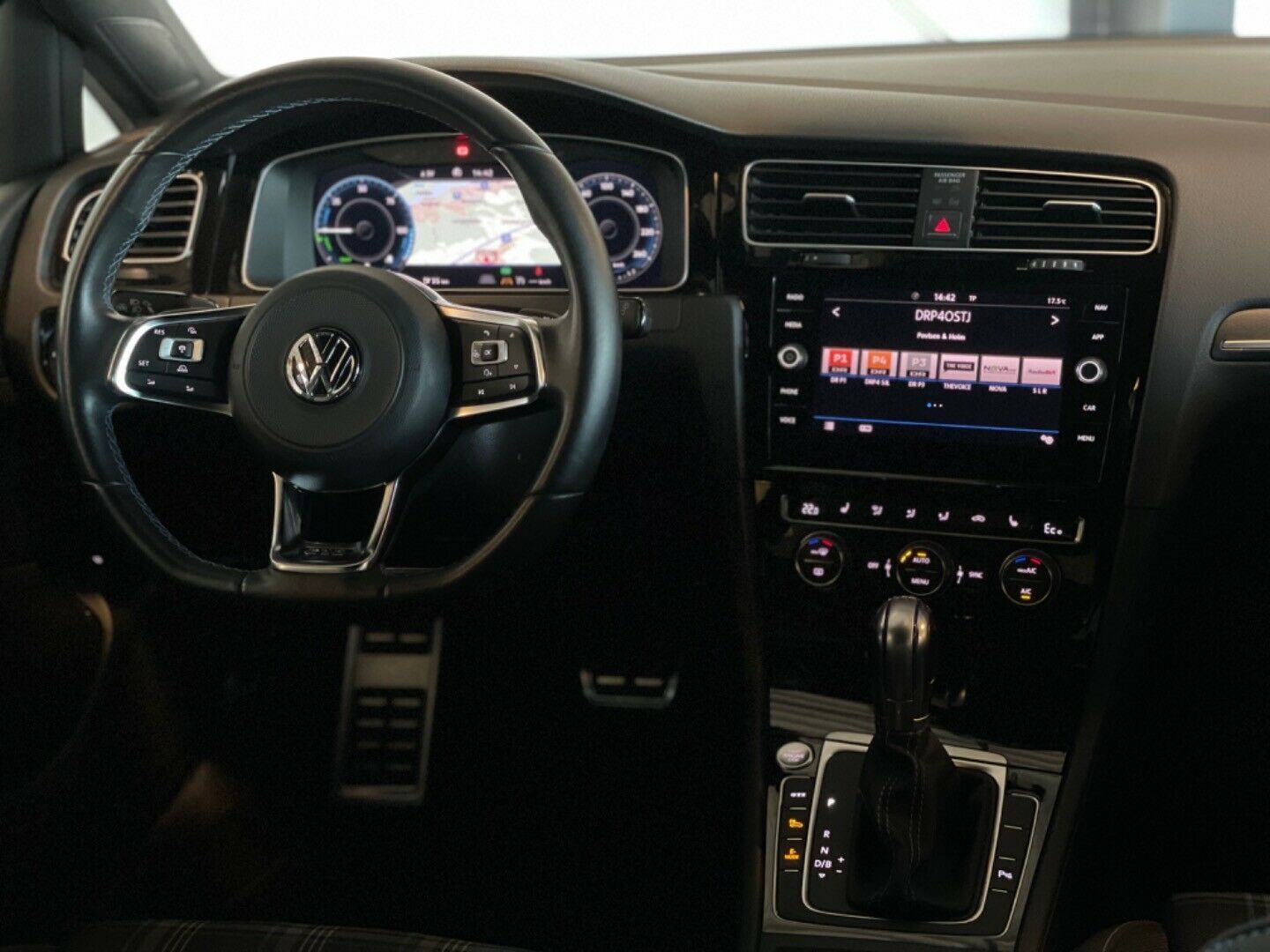 Blå VW Golf fra 2017