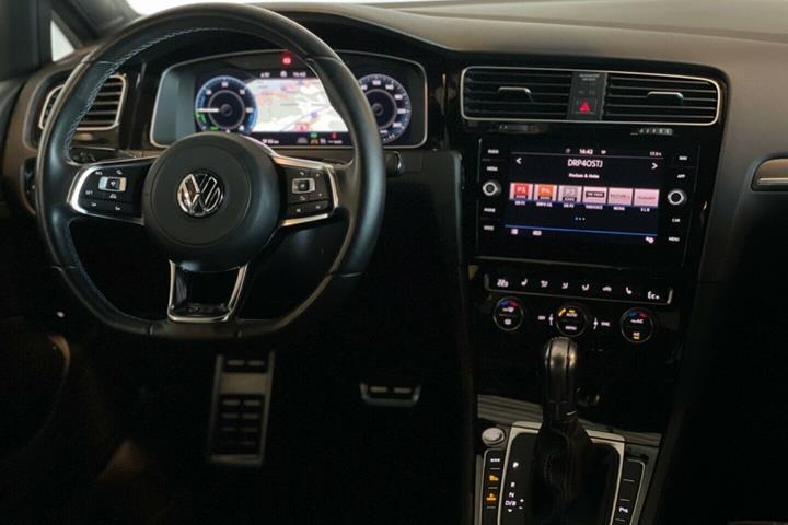Blå VW Golf fra 2017