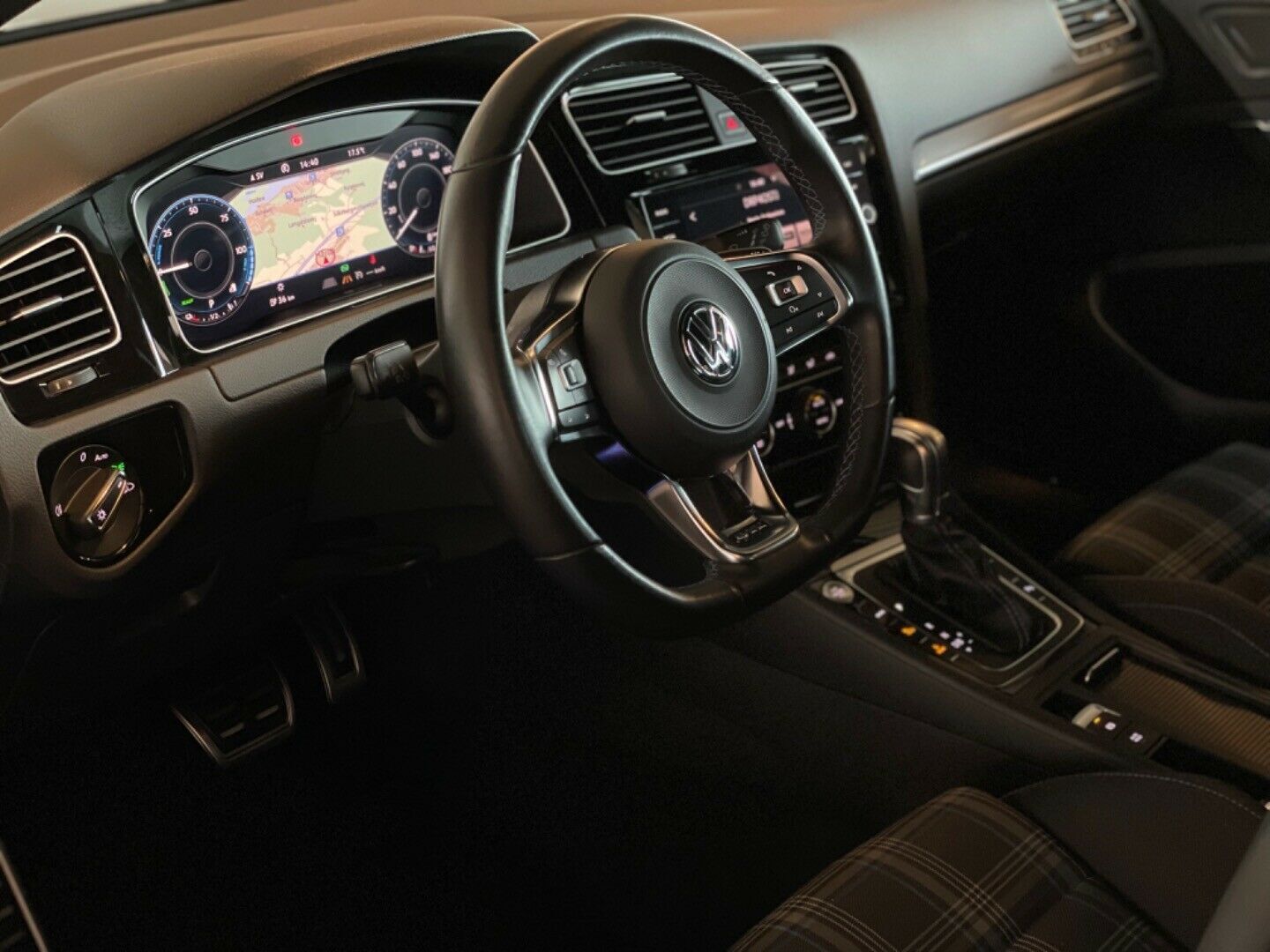 Blå VW Golf fra 2017