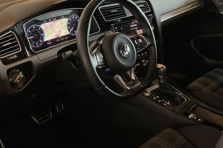 Blå VW Golf fra 2017