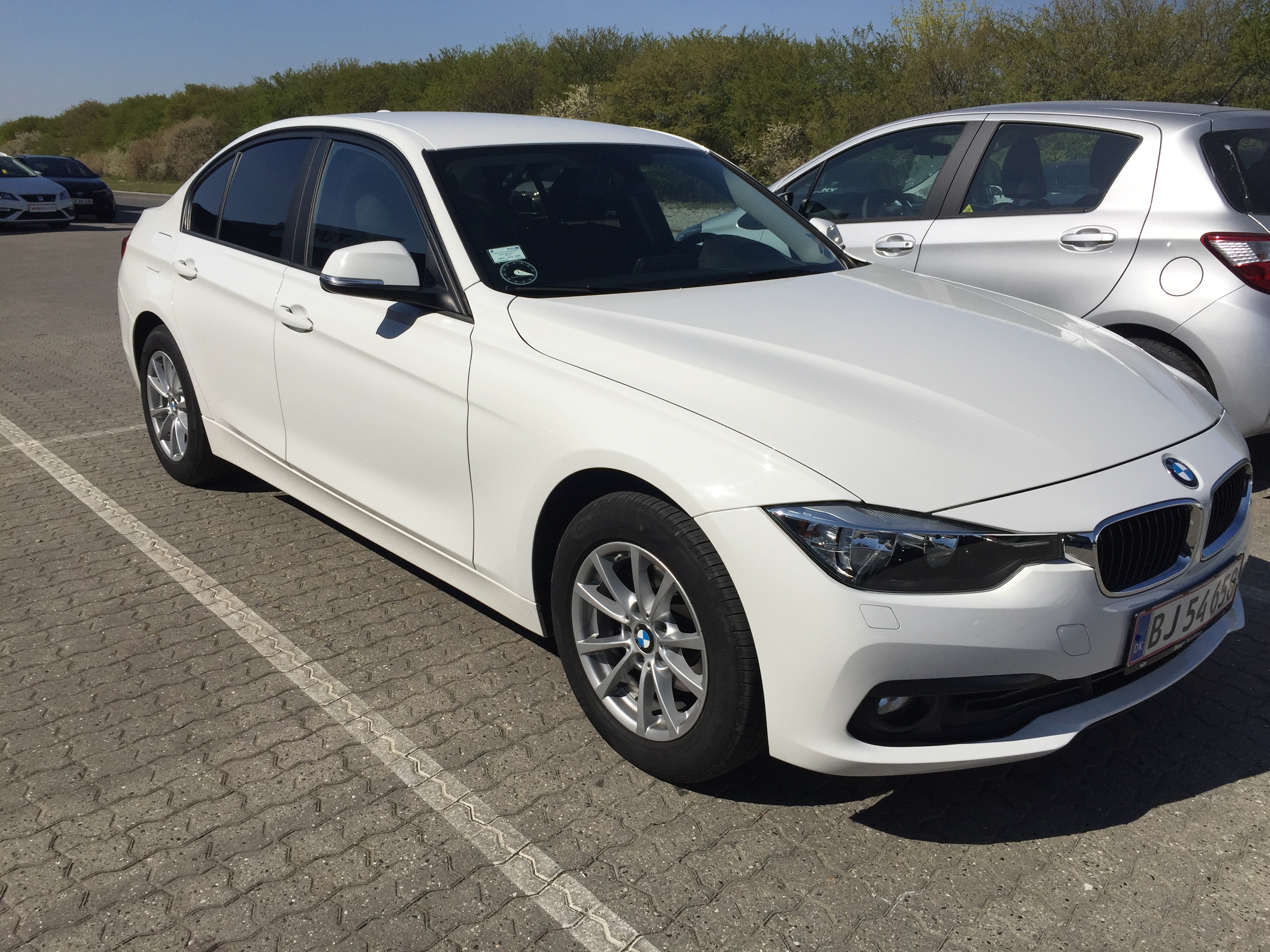 Hvid BMW 318i fra 2016