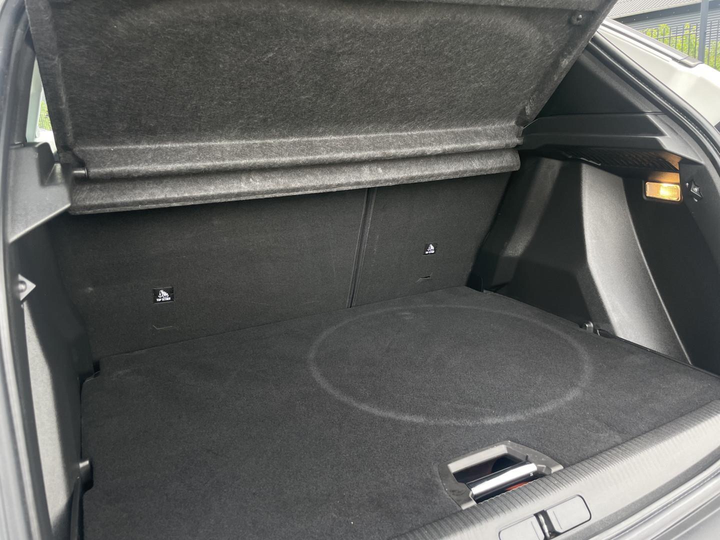 Hvid Peugeot e-2008 fra 2021