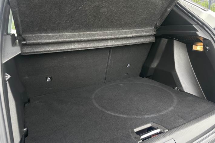 Hvid Peugeot e-2008 fra 2021