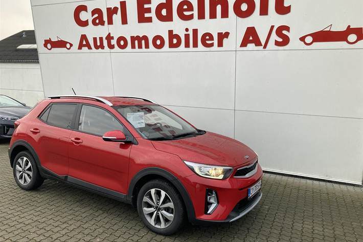 Rød Kia Stonic fra 2021 set udefra