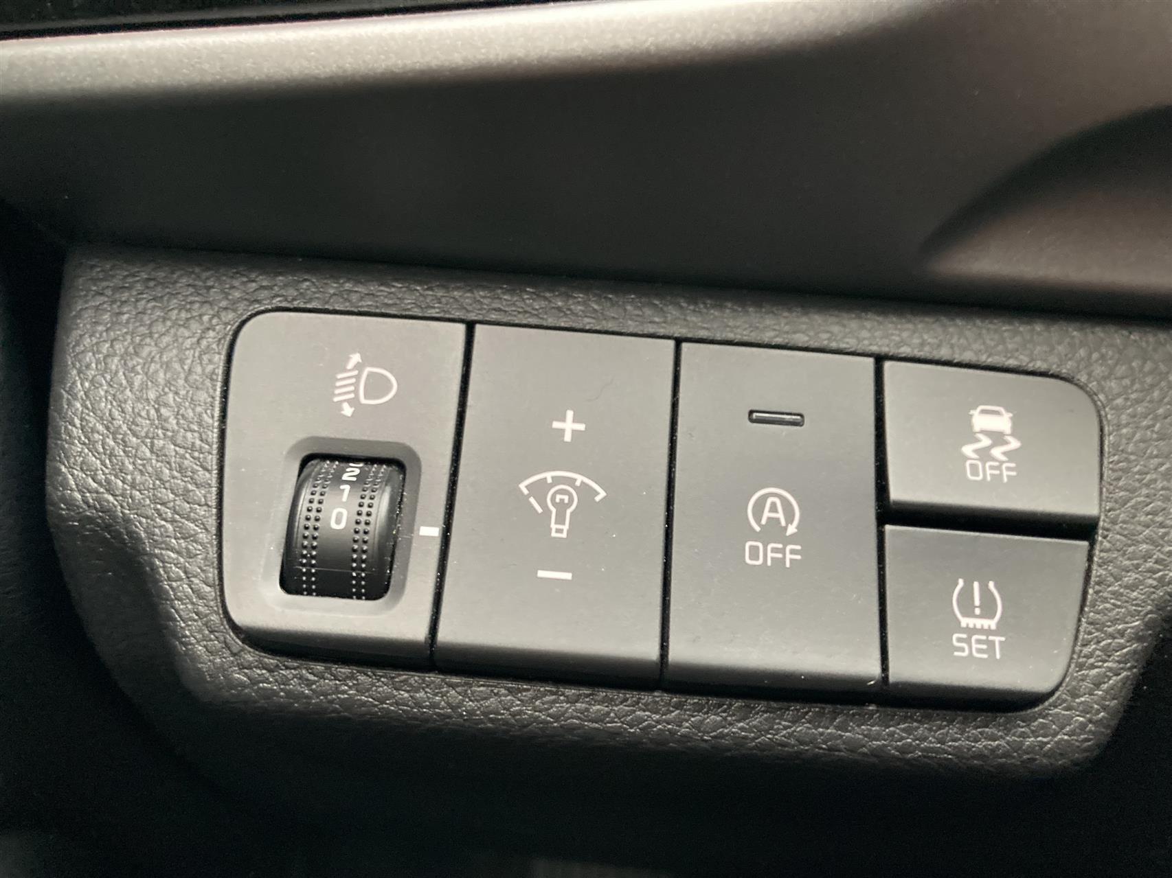 Rød Kia Stonic fra 2021 set indefra