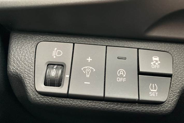 Rød Kia Stonic fra 2021 set indefra