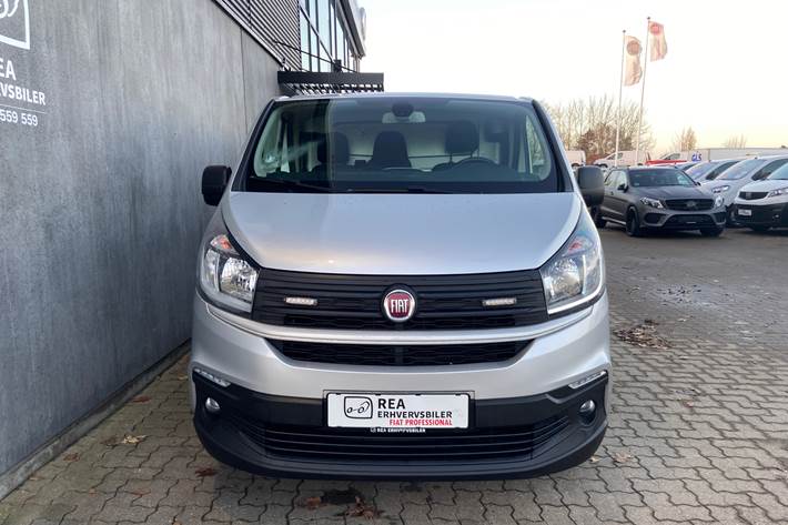 Sølv Fiat Talento fra 2017 set udefra