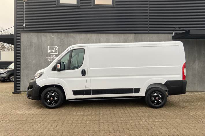 Hvid Fiat E-Ducato fra 2021 set udefra