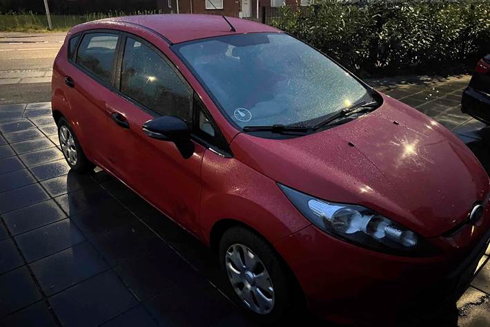 Rød Ford Fiesta fra 2011