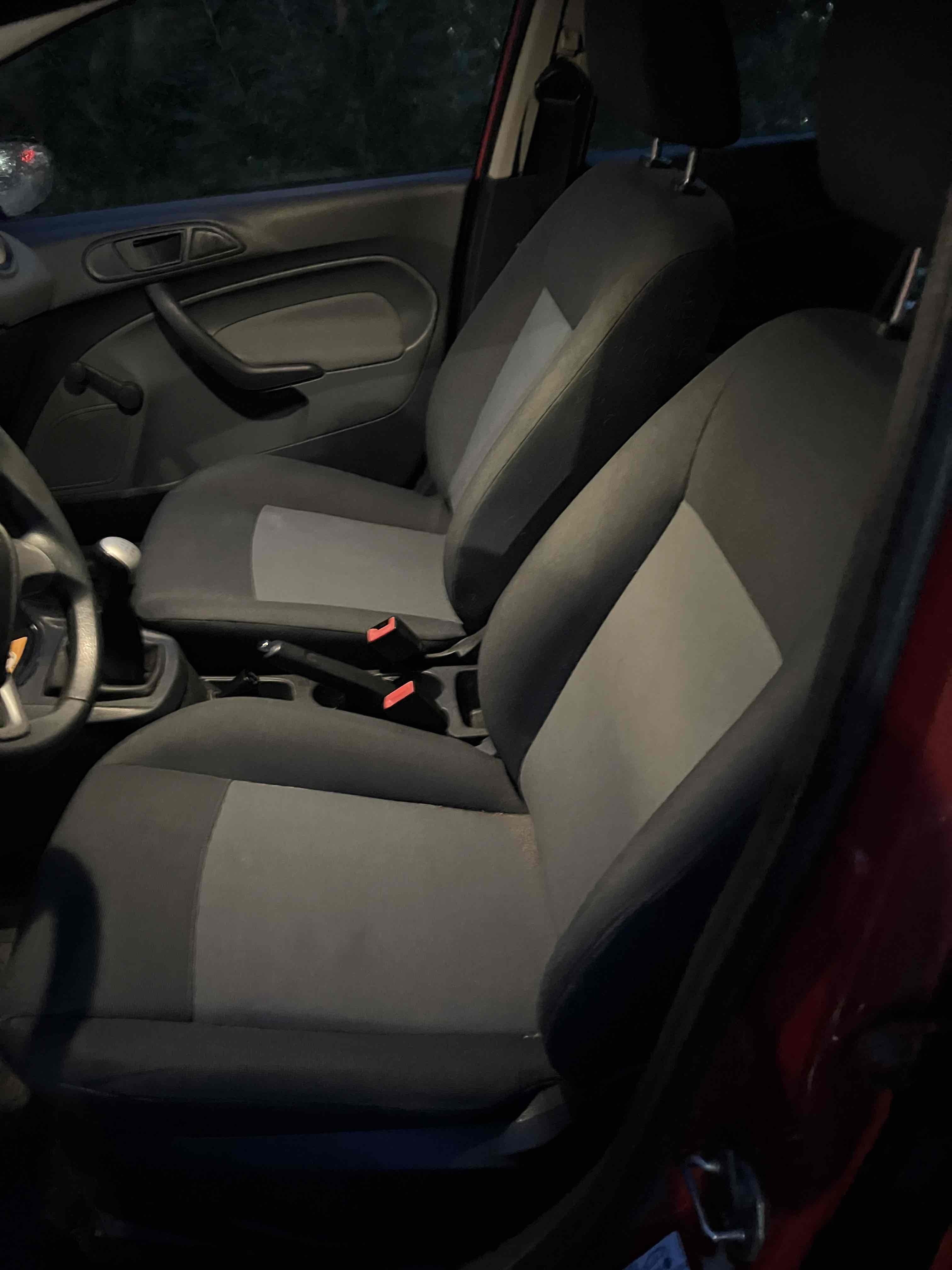 Rød Ford Fiesta fra 2011