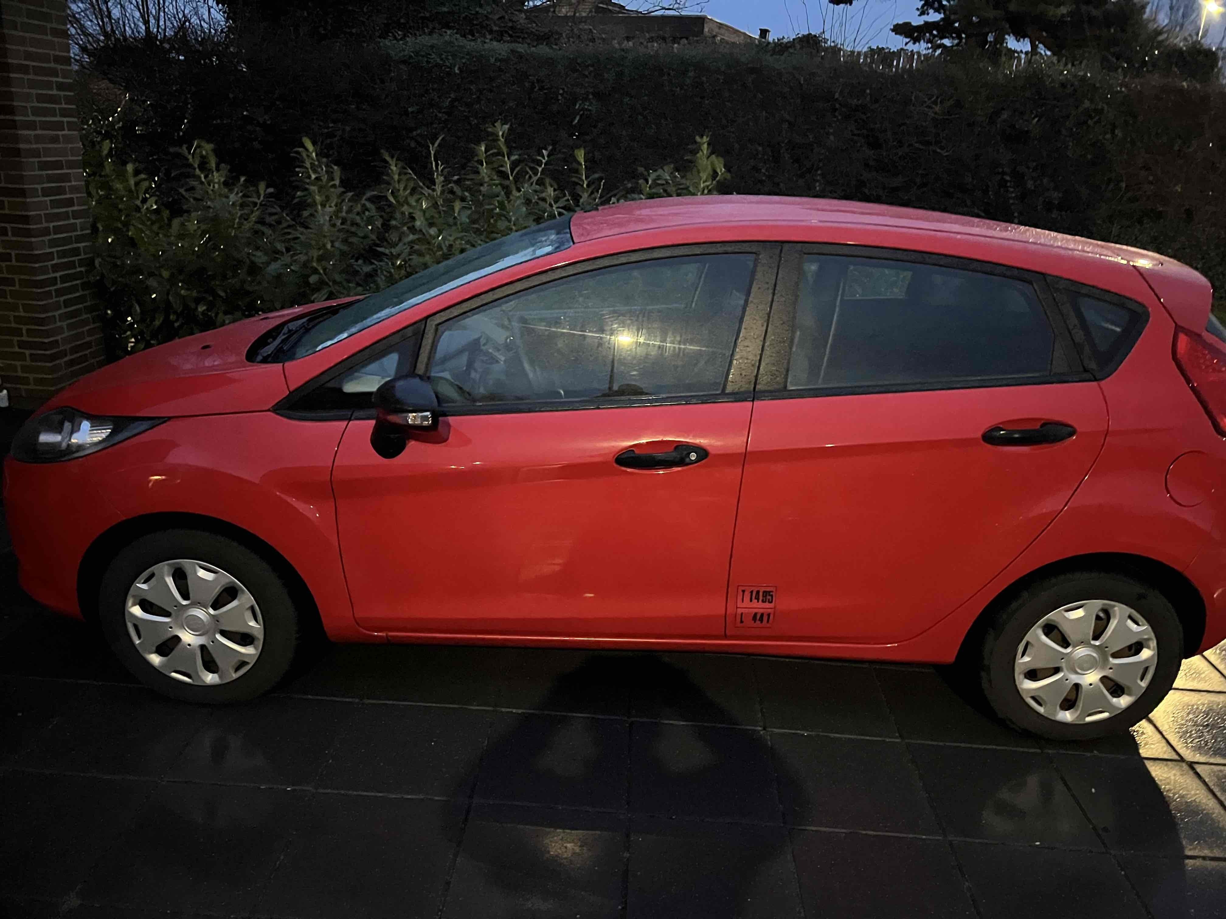 Rød Ford Fiesta fra 2011