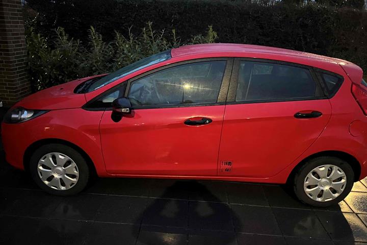 Rød Ford Fiesta fra 2011
