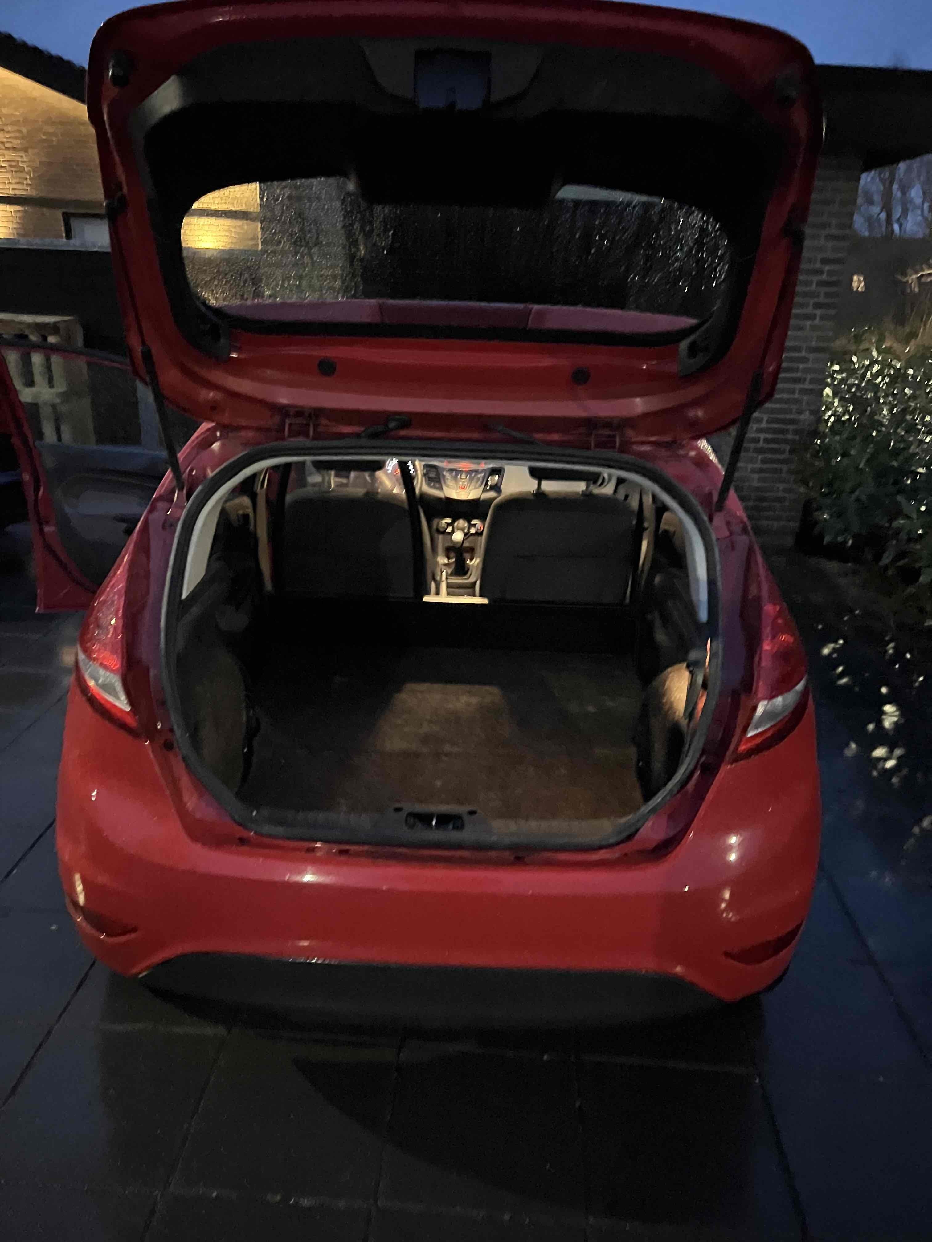 Rød Ford Fiesta fra 2011