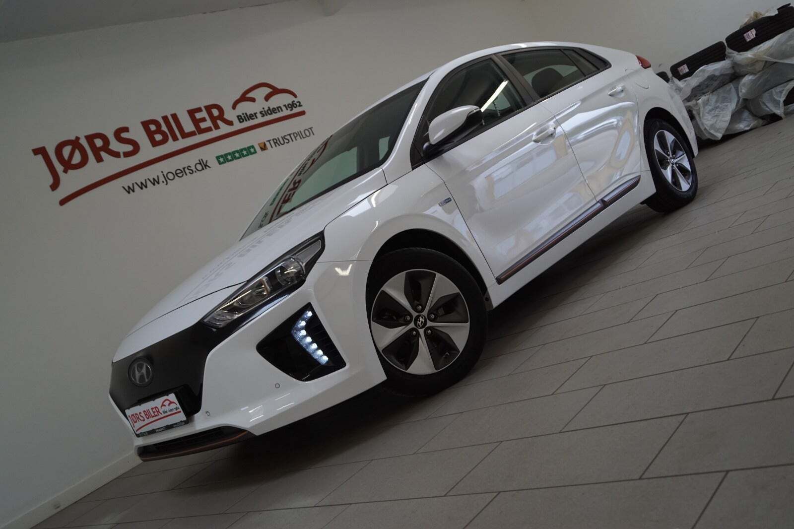 Hvid Hyundai Ioniq fra 2019 set udefra