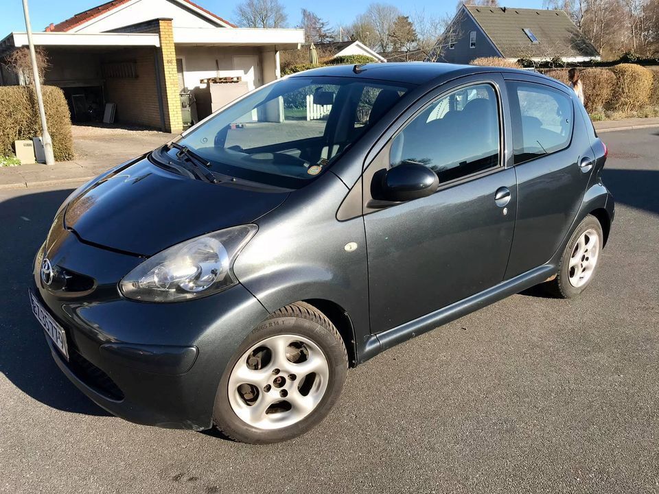 Grå Toyota Aygo fra 2007