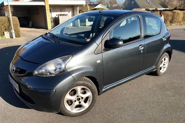 Grå Toyota Aygo fra 2007