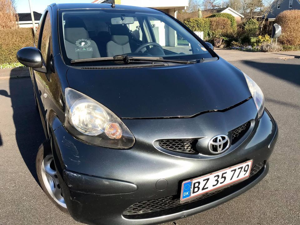 Grå Toyota Aygo fra 2007