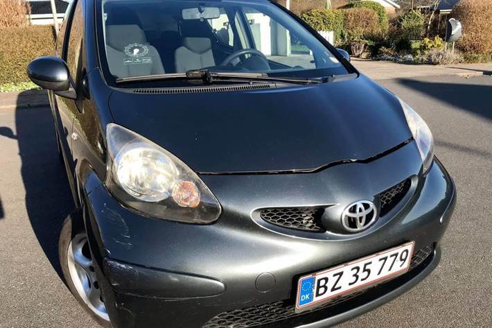 Grå Toyota Aygo fra 2007