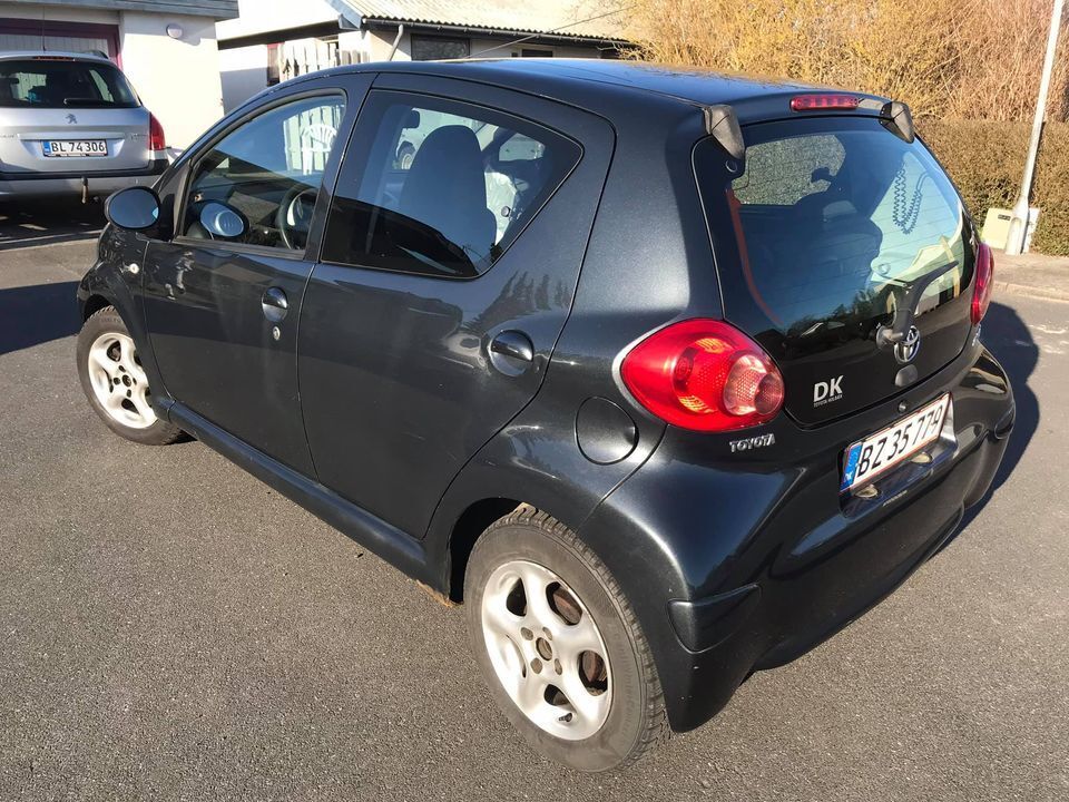 Grå Toyota Aygo fra 2007