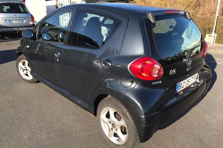 Grå Toyota Aygo fra 2007