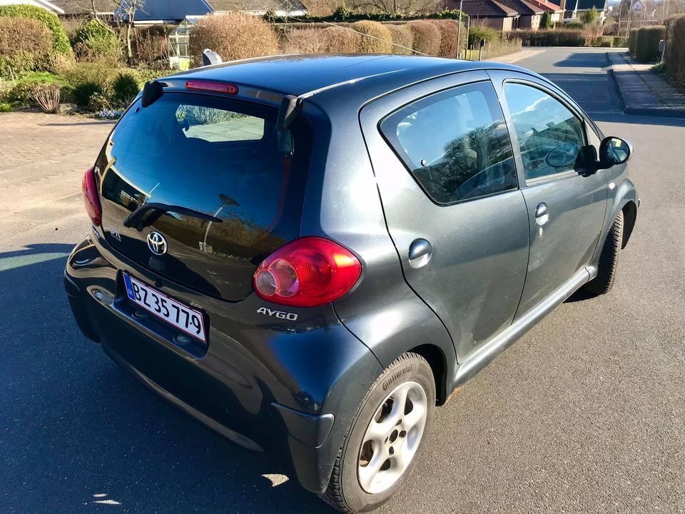 Grå Toyota Aygo fra 2007