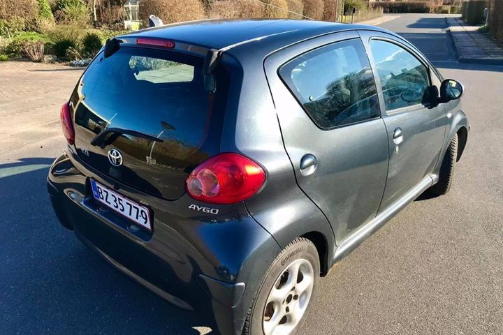 Grå Toyota Aygo fra 2007